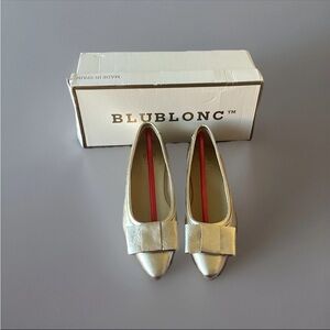 New with box Blublonc gold flats with bow